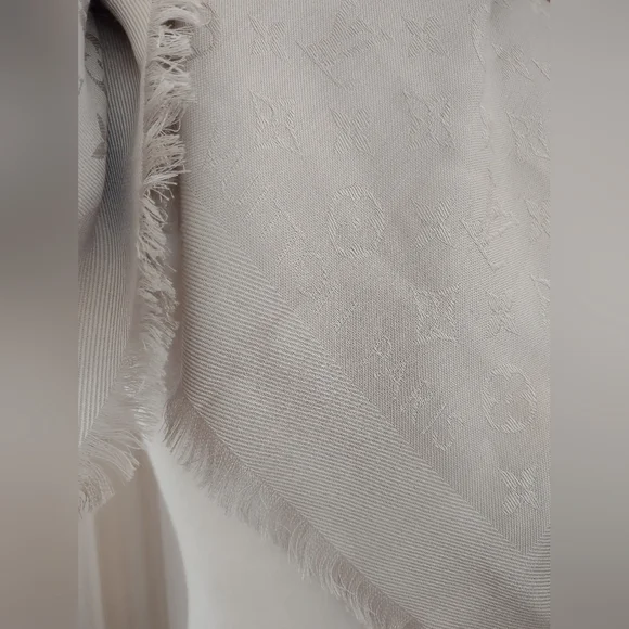 Louis Vuitton Monogram Chale Shawl - Picture 7 of 9
